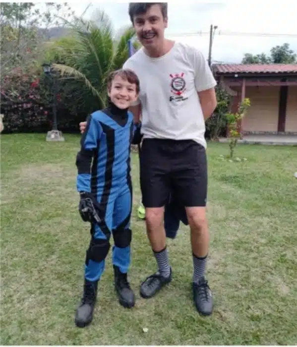 Sérgio Guizé no aniversário do menino Davi Malizia
