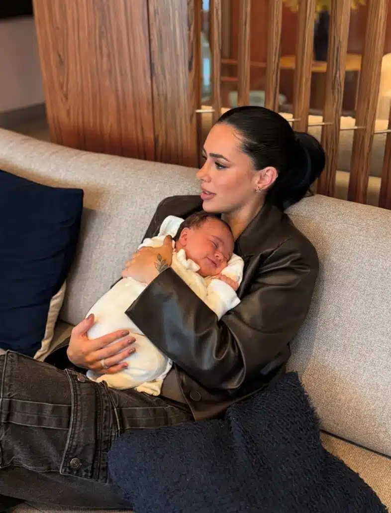 A pequena Mel, caçula de Bruna Biancardi e Neymar, no colo da mamãe