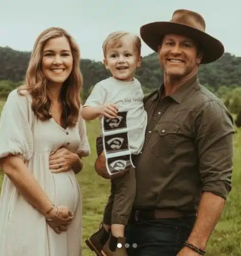 O cantor Drake White com a esposa grávida
