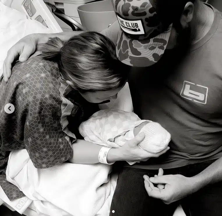 Cantor Drake White com sua filha logo após a partida dela