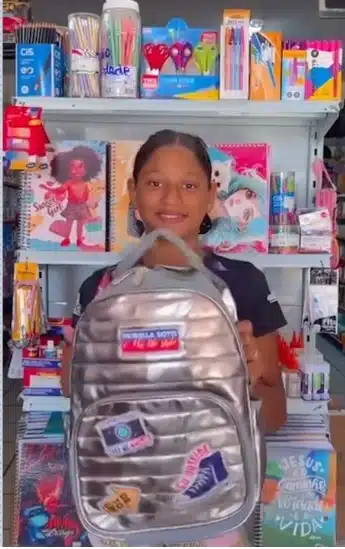 Menina Alícia partiu na escola por causa de outras crianças