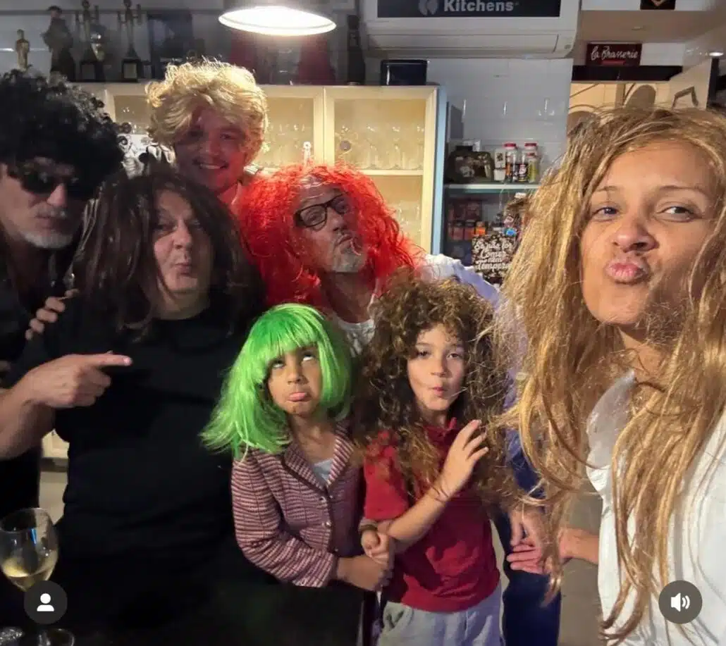 Erick Jacquin e Emmanuel Bassoleil surgem usando perucas com os filhos