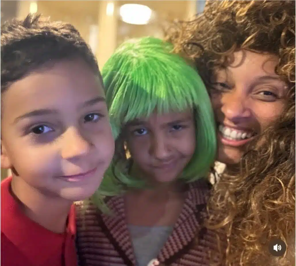 Rosangela, esposa de Erick Jacquin, posa com os filhos na divertida brincadeira