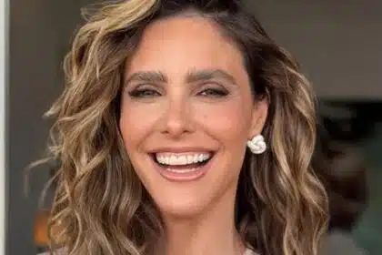 Fernanda Lima surge em teatro com seus filhos gêmeos e surpreende e surpreende