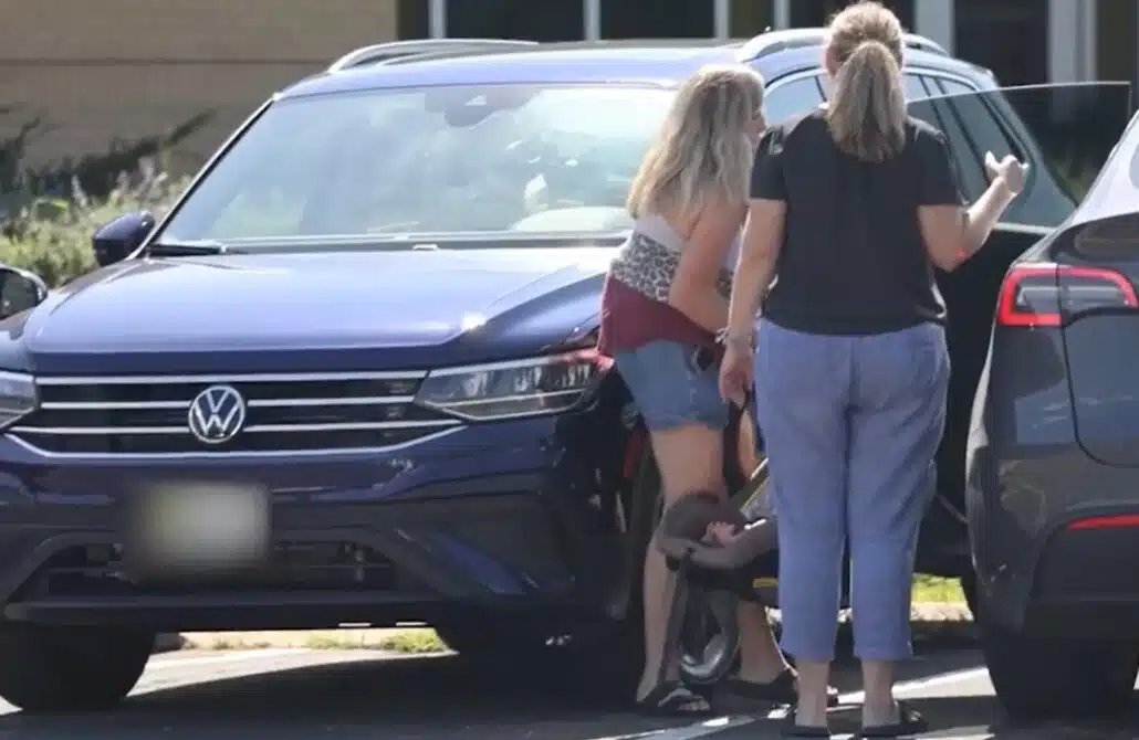 Gêmeas siamesas em passeio com o seu filho