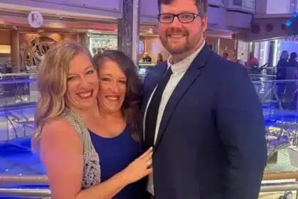 Gêmeas siamesas levaram o filho para passeio