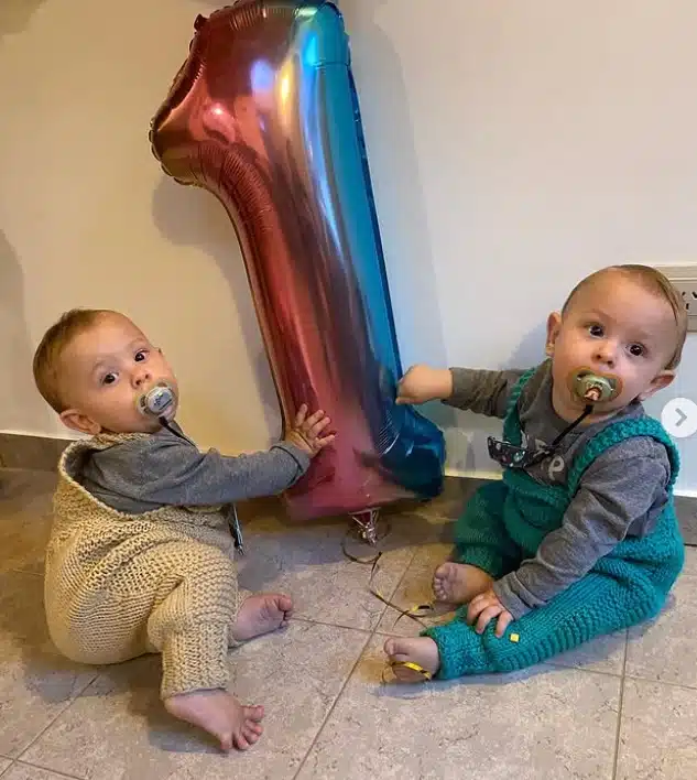 Gêmeos durante seu aniversário de um ano