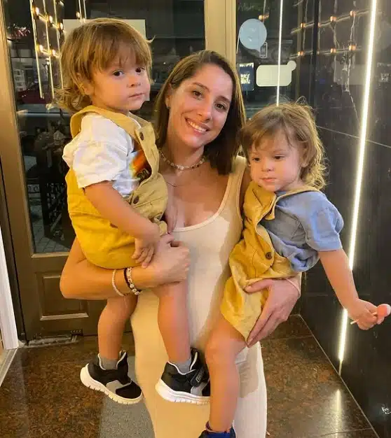 A mãe Sofia com os filhos gêmeos