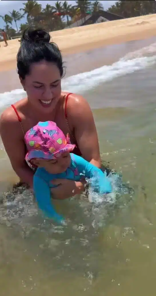 Clara, bebê de Graciele Lacerda e Zezé, no mar pela 1ª vez