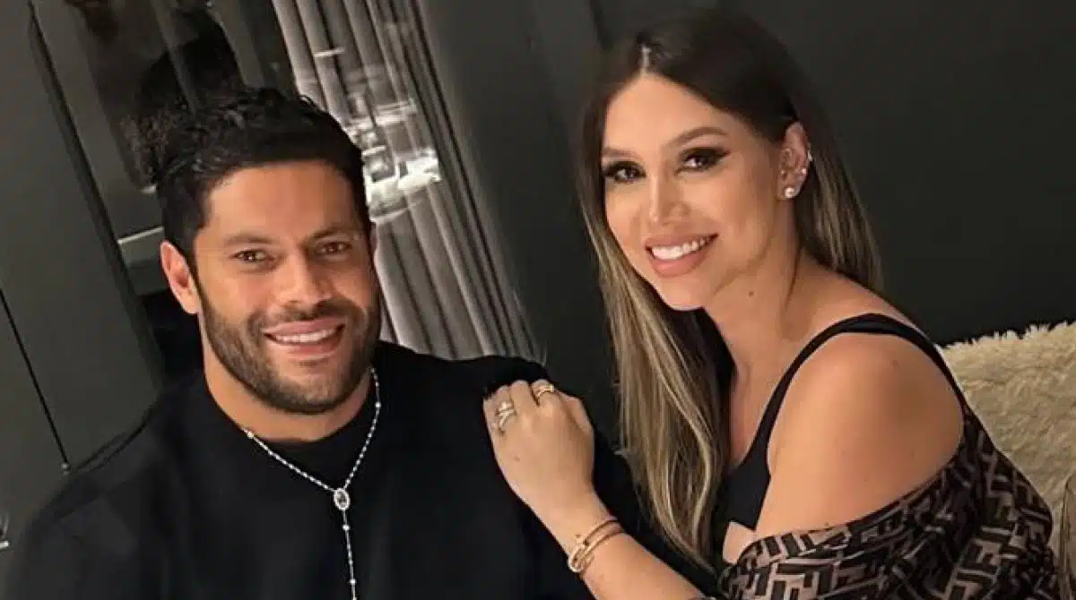 Esposa de Hulk exibe gestação e ganha homenagem