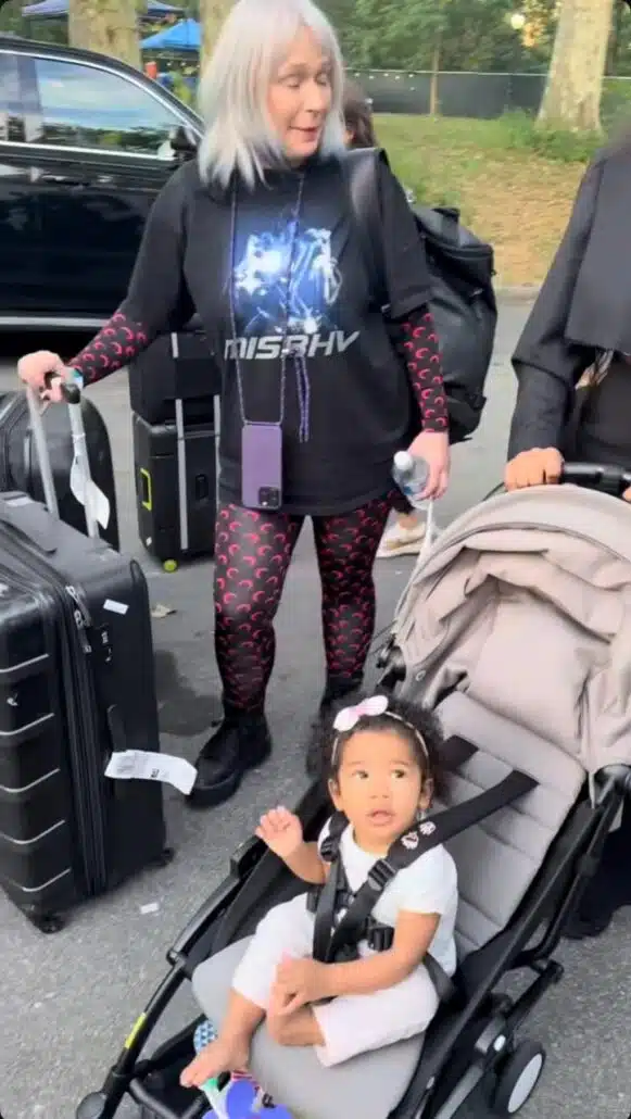 Nala passeando com Iza por Nova York