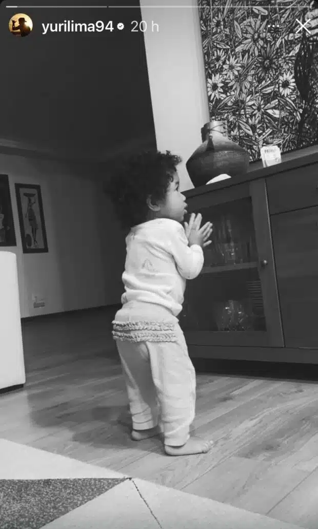 Nala, bebê de Iza e Yuri, batendo palmas, enquanto escuta música