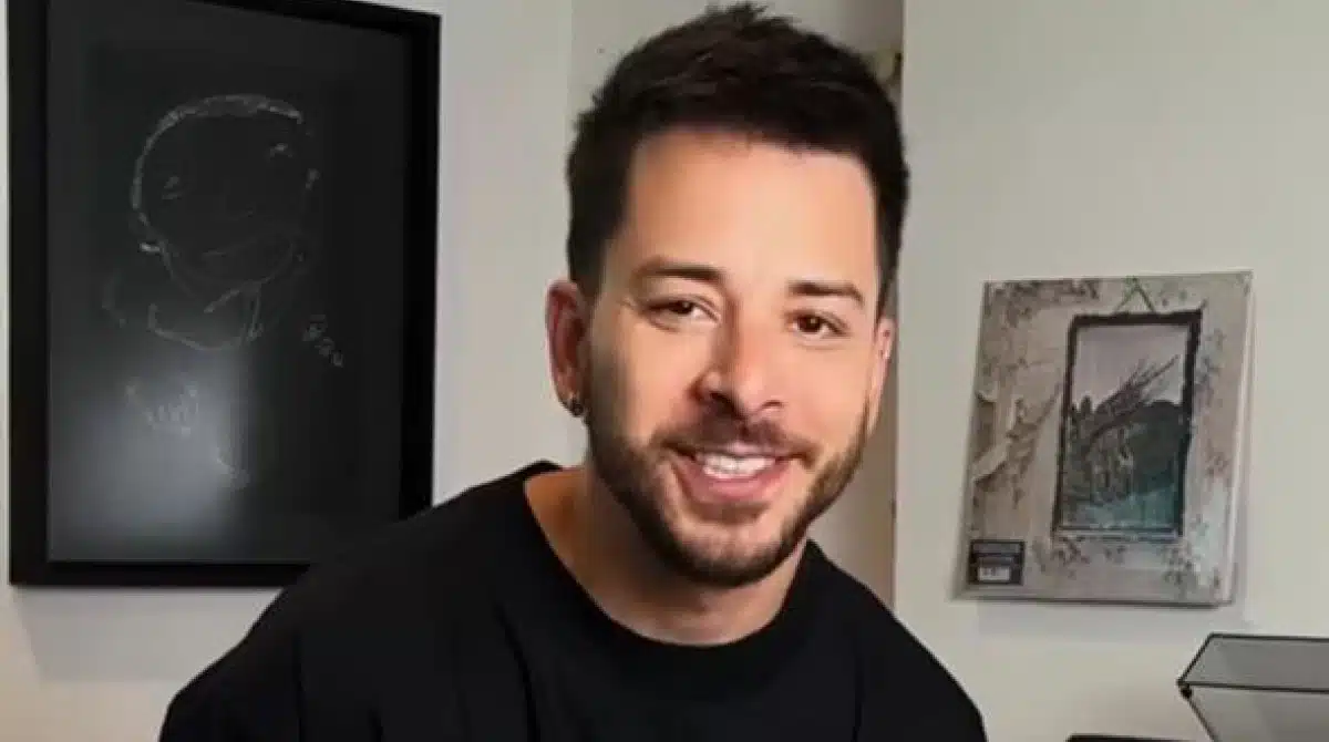 Junior Lima surge brincando com o filho em casa