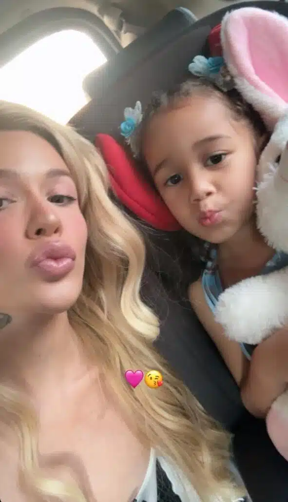 Karoline Lima posa com a filha, após confirmar fim do relacionamento com Léo
