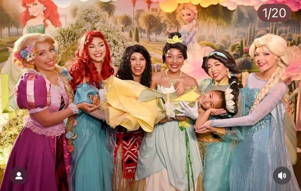 Liz, filha de Lorena Improta e Léo Santana, surge com as princesas na festa
