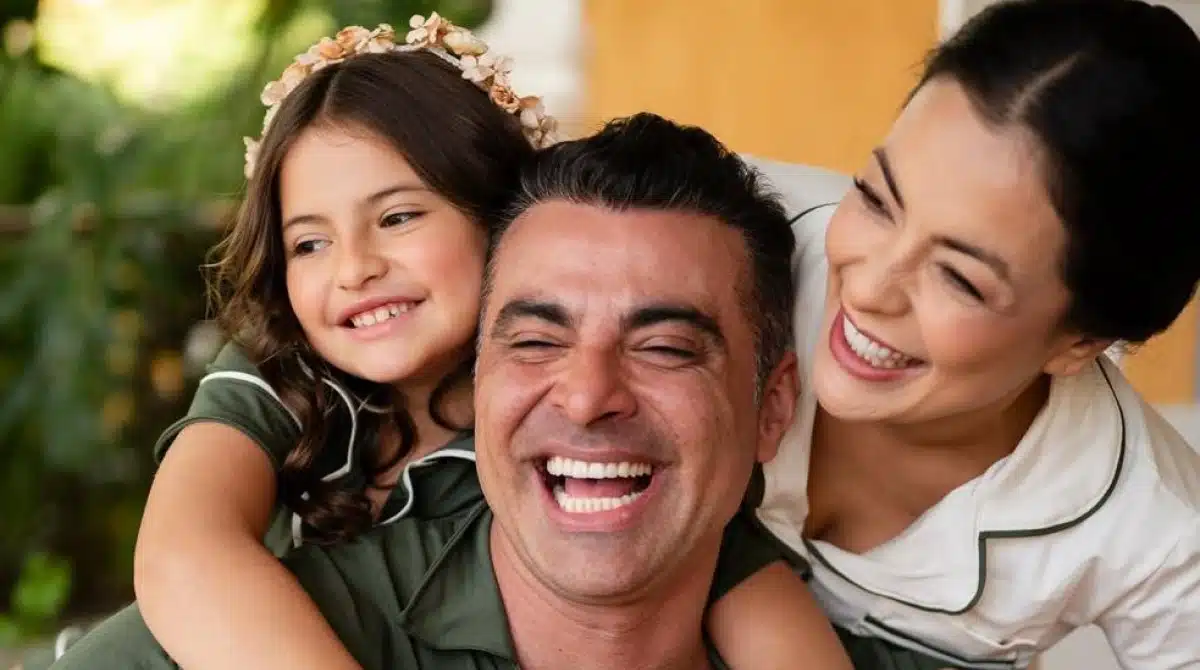 Li Martins mostra a filha, após adeus ao pai