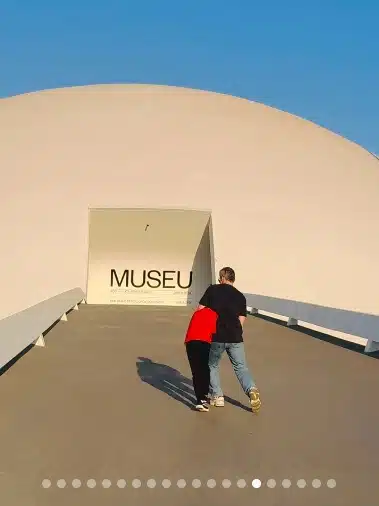 Lucas Lima entrando com seu filho Theo no museu