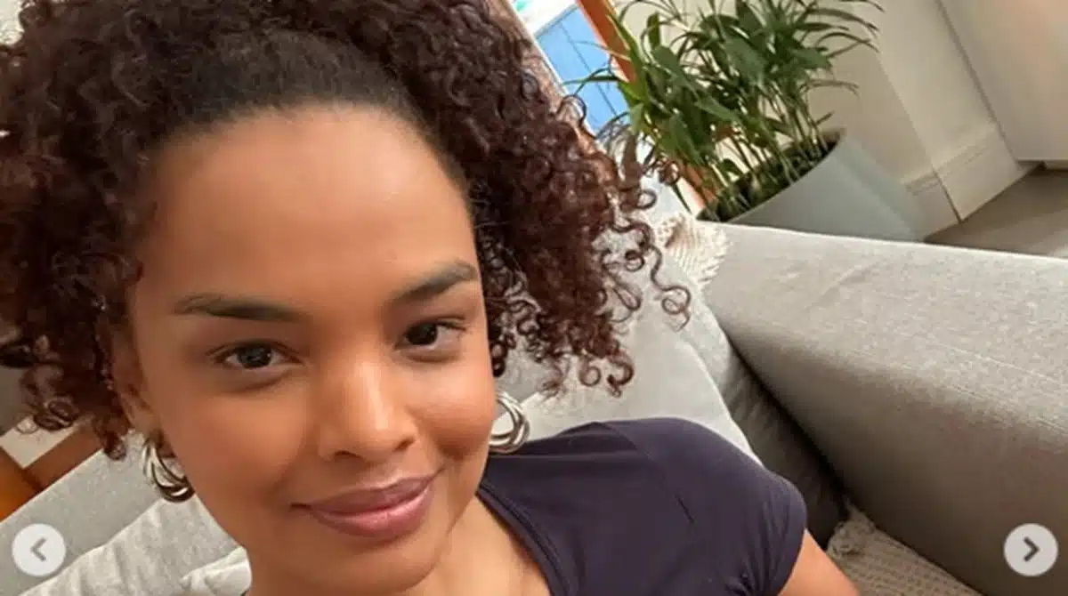 Lucy Ramos surge com sua bebê na praia pela primeira vez e impressiona