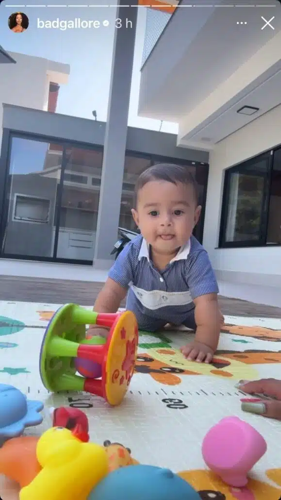 O pequeno Rás, bebê de Lorena e MC Daniel, brincando em seu tapete