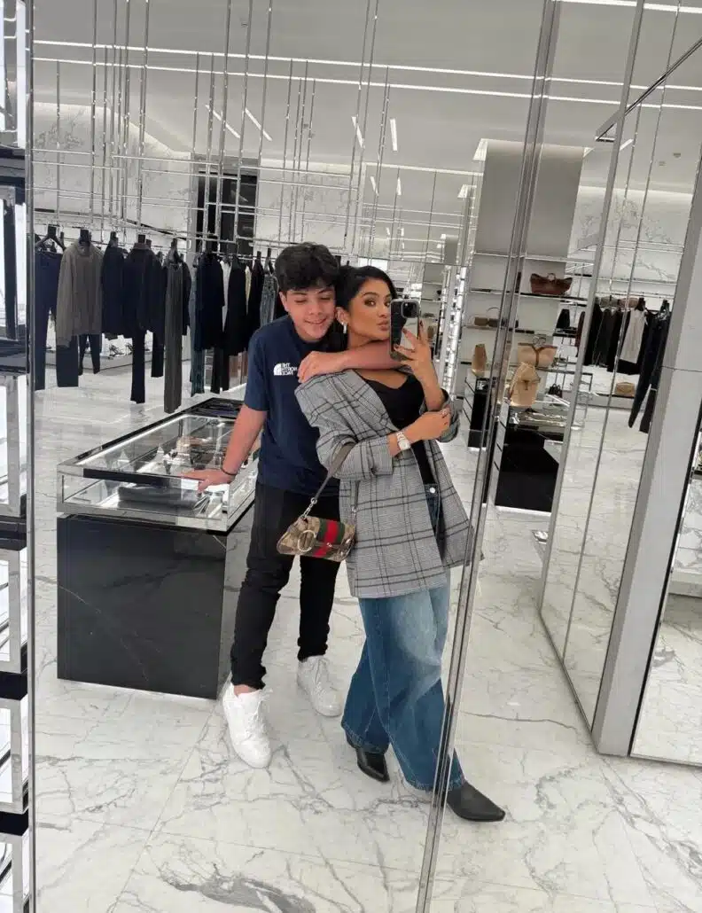 Yhudy, filho de Mileide Mihaile e Wesley Safadão, passeando com a mãe, antes da cirurgia