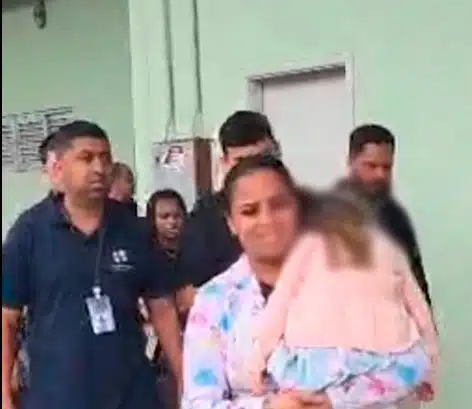 Menina deixou o hospital junto com o pai e mais parentes