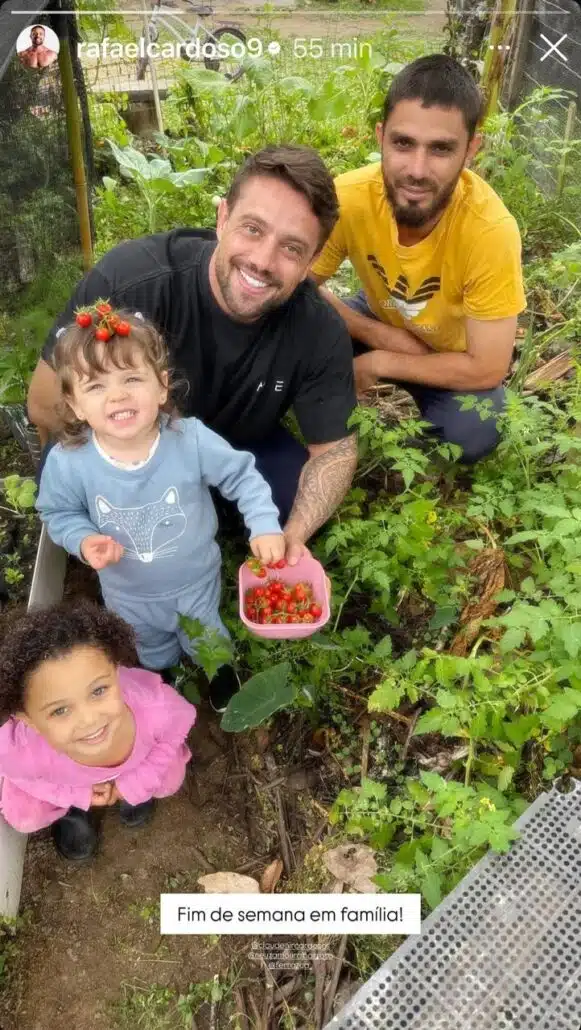 Rafael Cardoso com a filha caçula colhendo tomates na fazenda