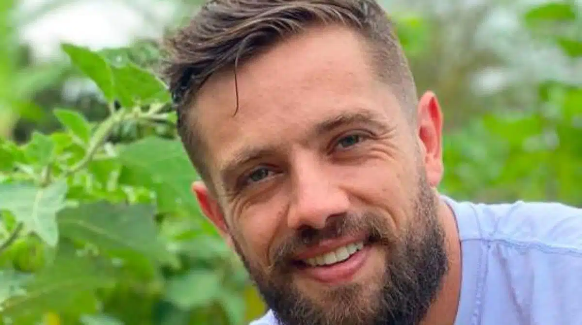 Rafael Cardoso posa com caçula na fazenda e faz desabafo sobre mais velhos