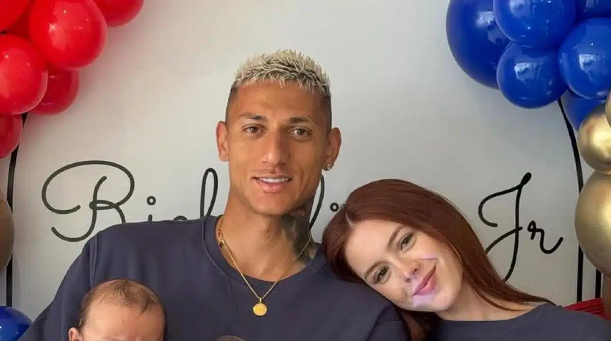 Richarlison comemora 3 meses do bebê e Amanda rebate críticas