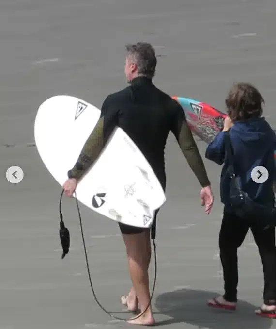 Ex-marido de Sandy passeando na praia com o filho