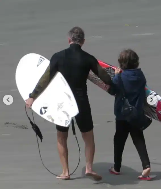 Filho de Sandy junto com o pai na praia