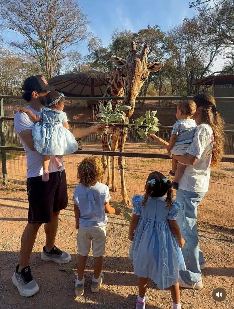 Sorocaba com os filhos brincando com a girafa