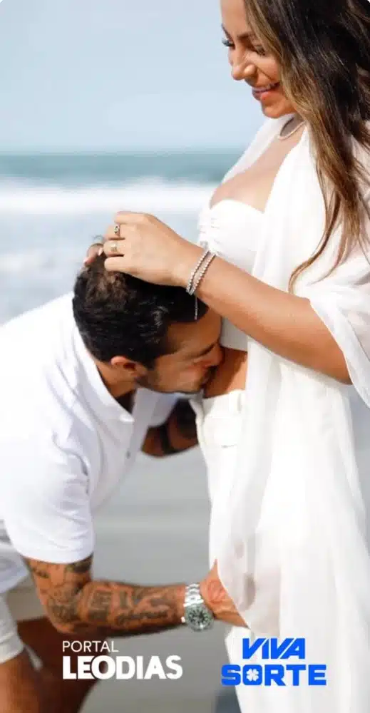 Thammy Miranda posa com a esposa grávida de novo