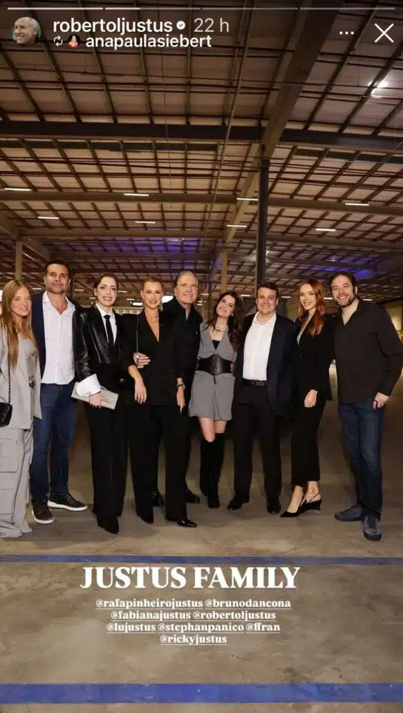 Rafa, primogênita de Ticiane Pinheiro, posa com a família do pai em um evento dele