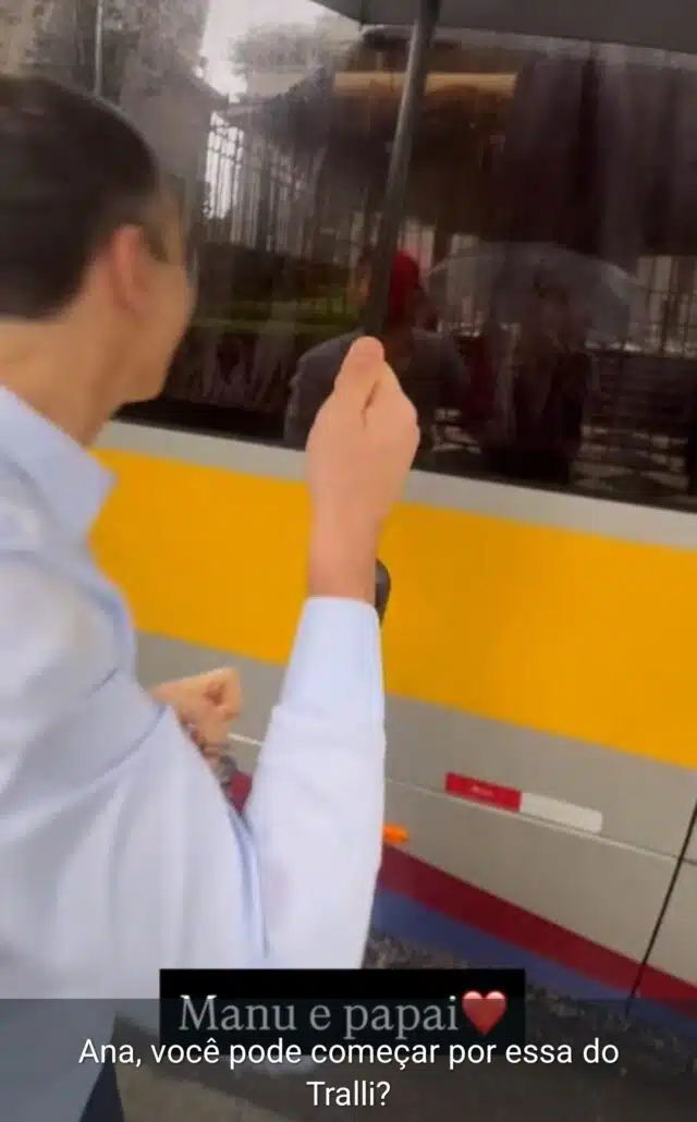 César Tralli leva filha até o ônibus da escola dela e encanta