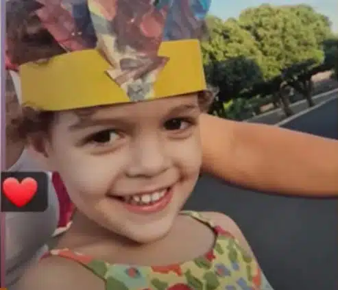 A menina Ayla tinha apenas 4 anos