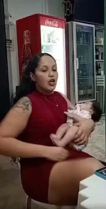 Bebê Melinda com sua mãe horas antes de partir
