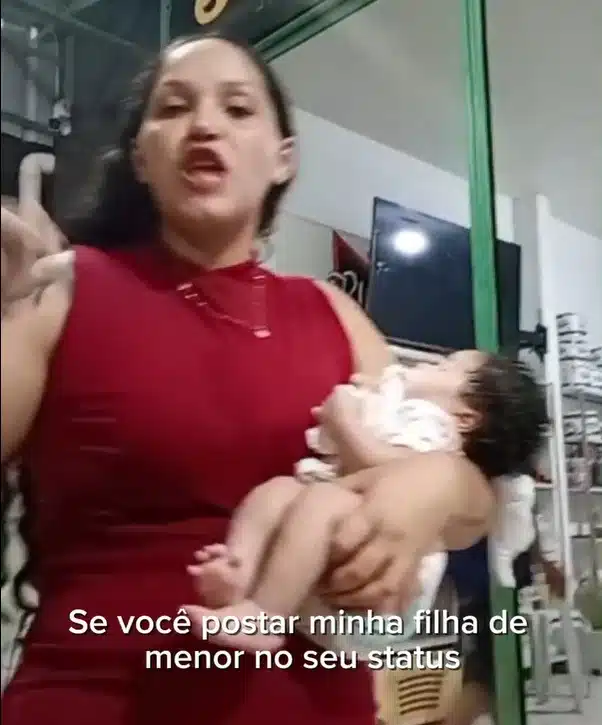 A bebê Melinda Sofia com sua mãe algumas horas antes