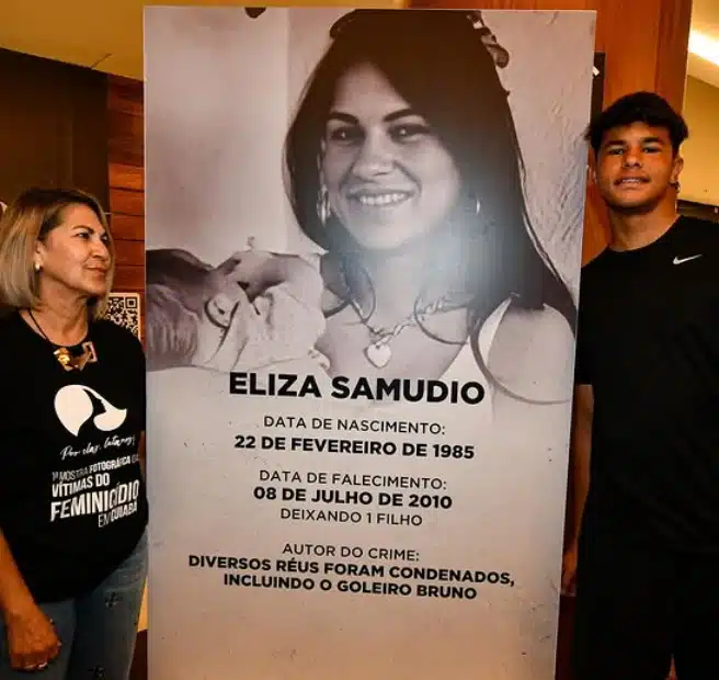 Bruninho Samudio junto da avó em homenagem para a mãe