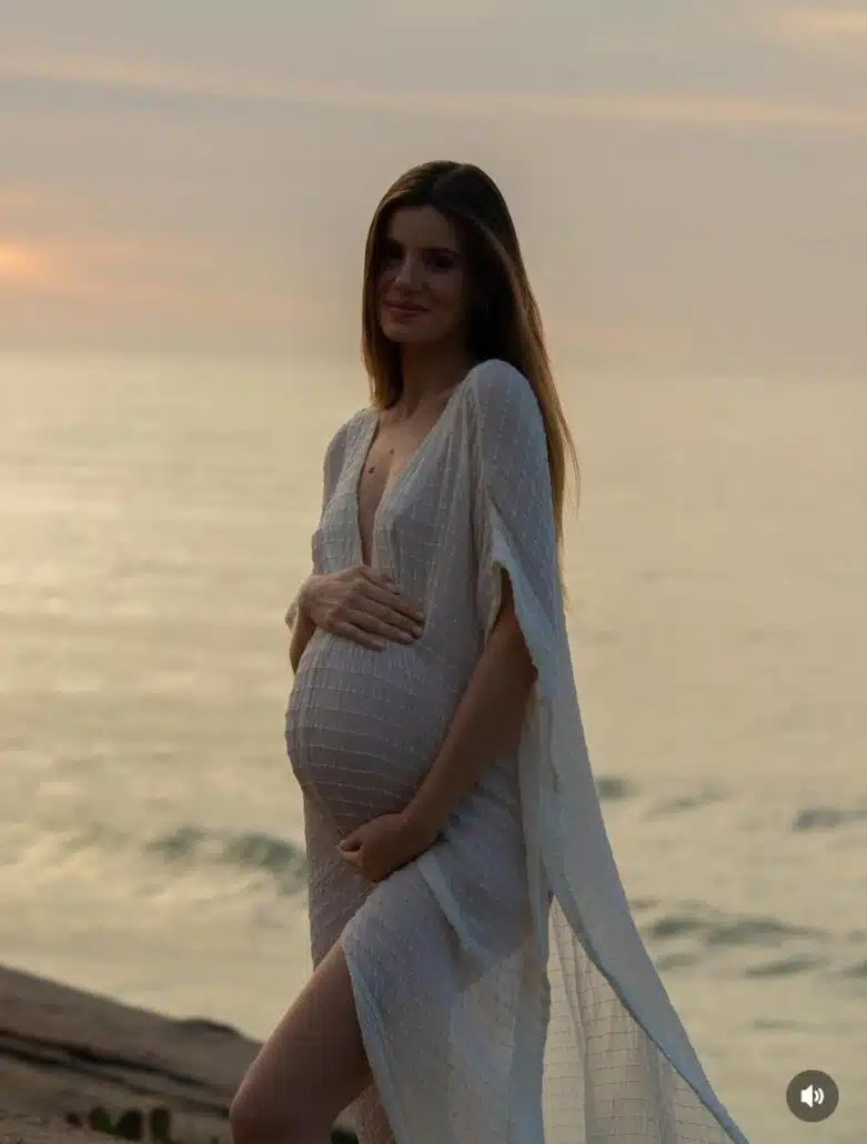 Camila Queiroz espera uma garotinha