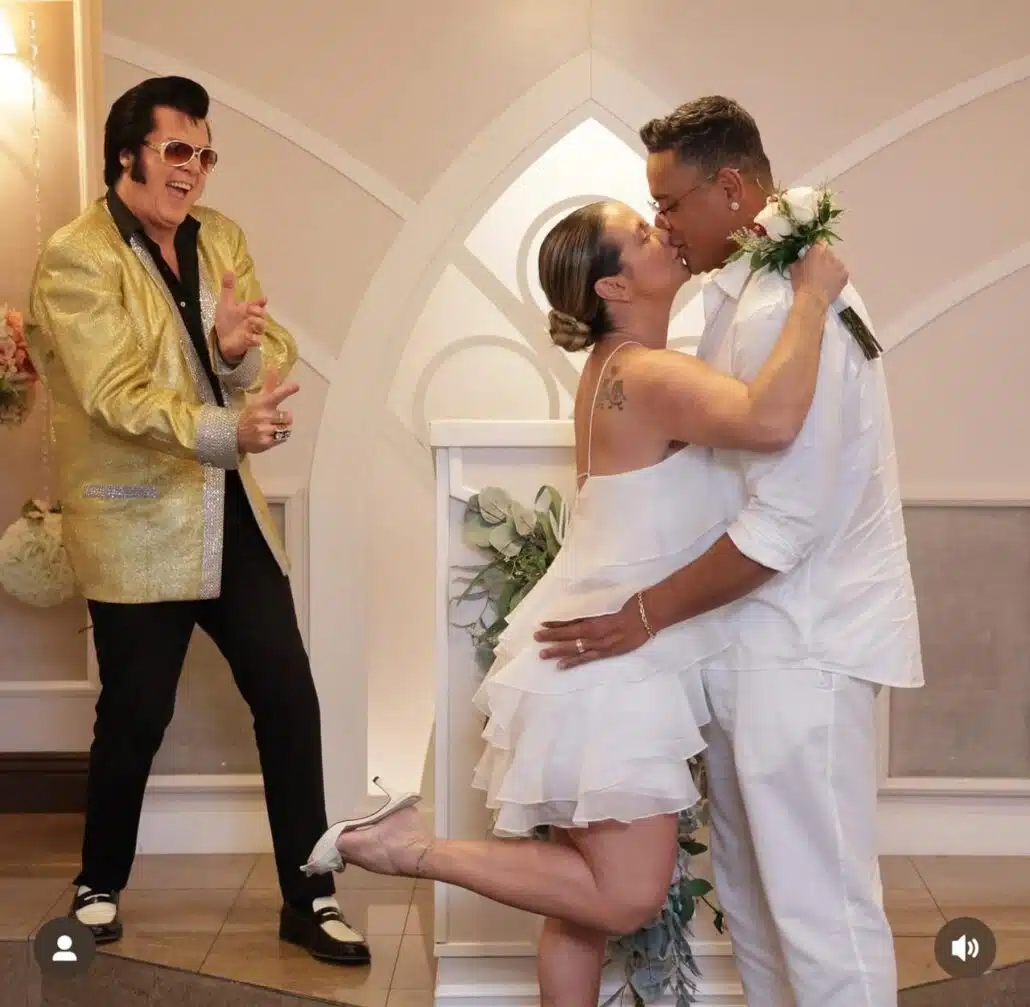 Elvis participa da cerimônia de renovação de votos de Carla Perez e Xanddy