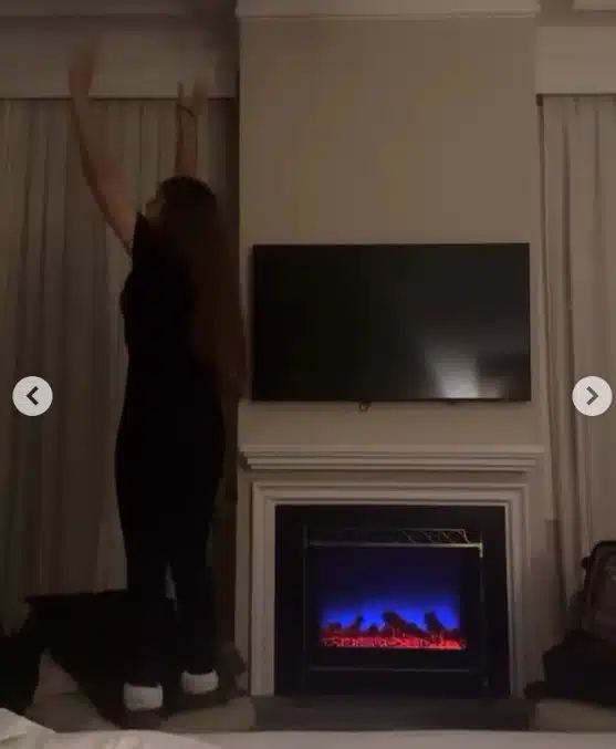 Cauã Reymond exibindo a filha na sua casa