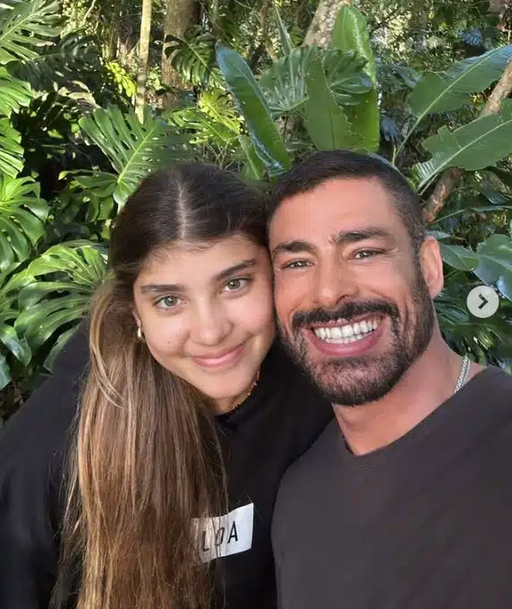 Cauã Reymond ao lado da filha com Grazi Massafera