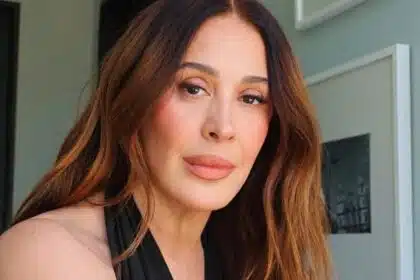 Claudia Raia mostra o bebê e explica por que ela está de cadeira de rodas