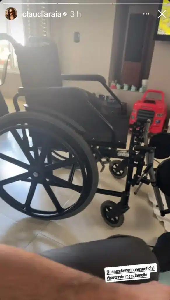 Claudia Raia revela por que está usando cadeira de rodas