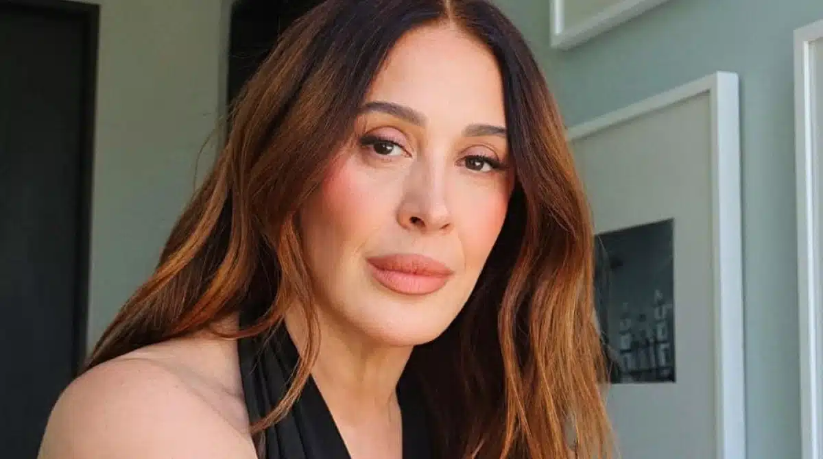 Claudia Raia mostra o bebê e explica por que ela está de cadeira de rodas