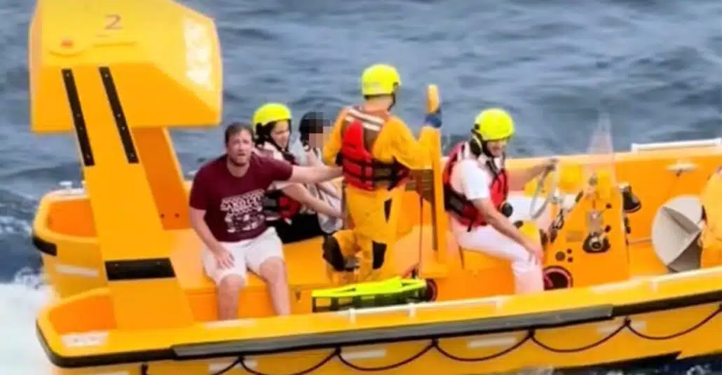 Pai e criança no momento que foram resgatados