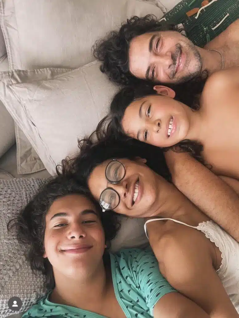 Dira Paes mostra um clique com a família reunida