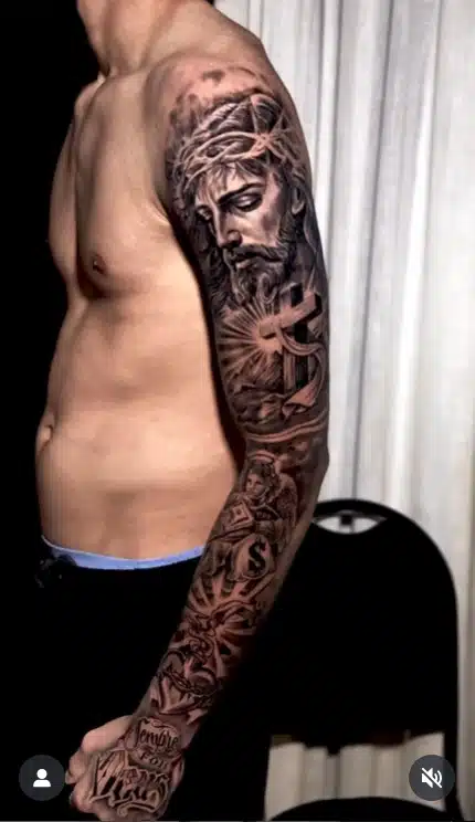 Filho de Eliza Samudio depois de ter tatuado todo o braço