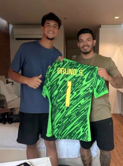 Filho de Eliza Samudio ao lado de quem fez sua tatuagem