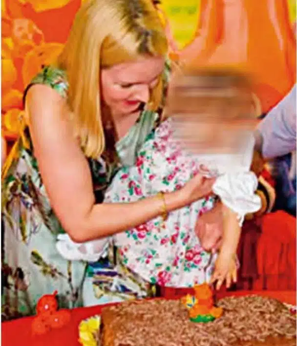 Elize Matsunaga com sua filha antes do ocorrido